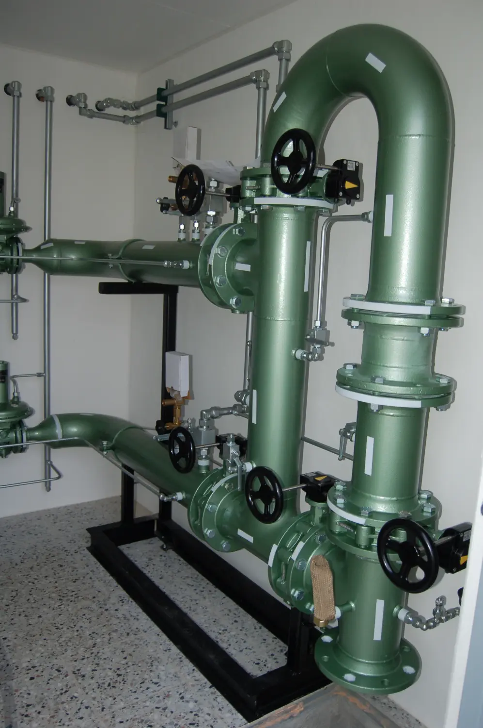 UD+ coalescing filter system likely used to treat compressed air in an industrial environment.