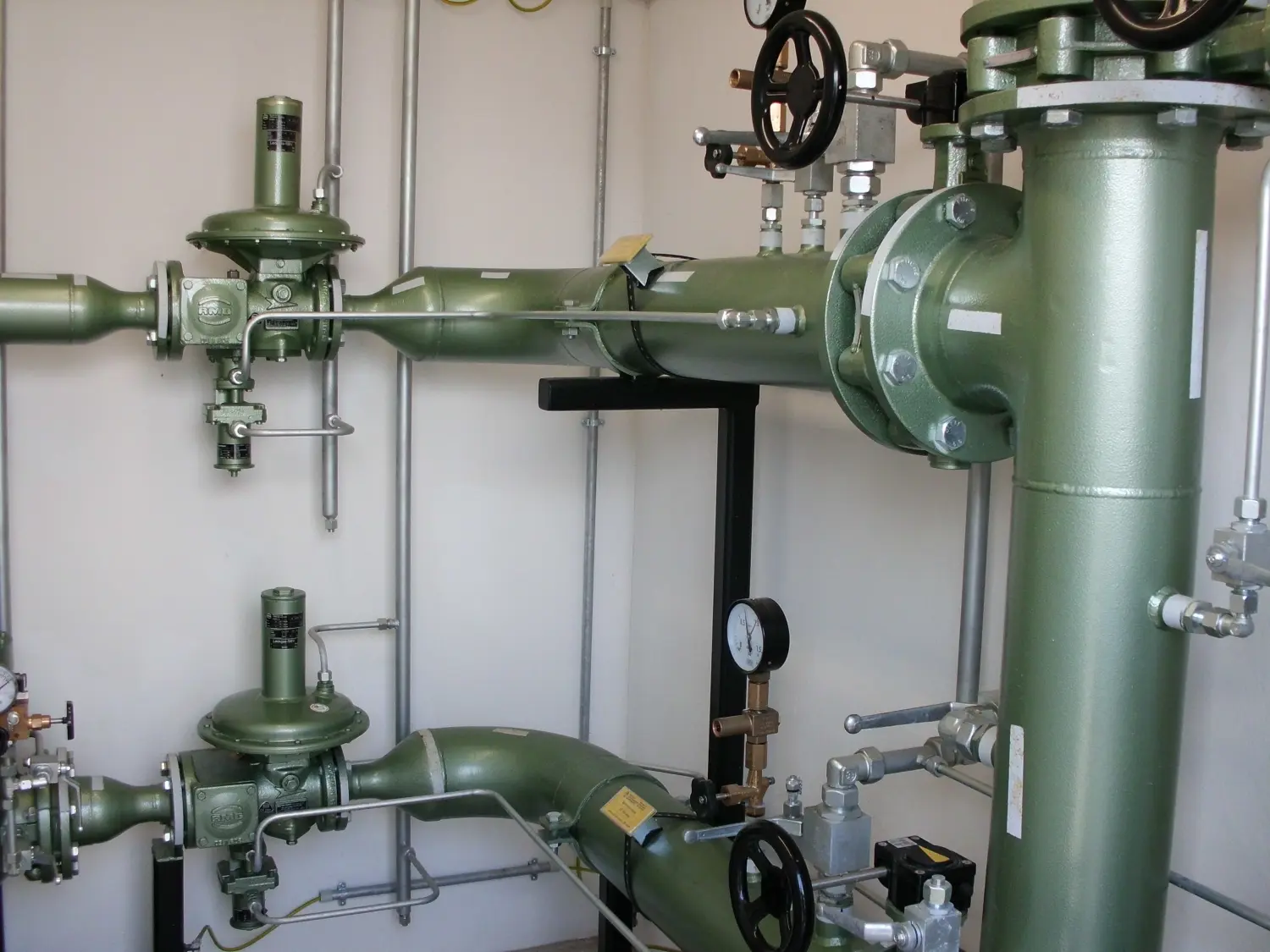 UD+ coalescing filter system likely used to treat compressed air in an industrial environment.